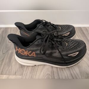 Hoka Clifton 9, black with rose gold, women's 7.5 D (wide)